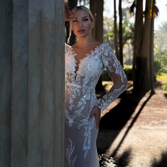 Elegant White Lace Wedding Dress - Picture 5 of 7
